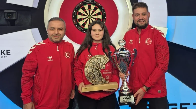 Denizlili Zehra Gemi Lakeside Dünya Dart Şampiyonası'nda dünya şampiyonu oldu