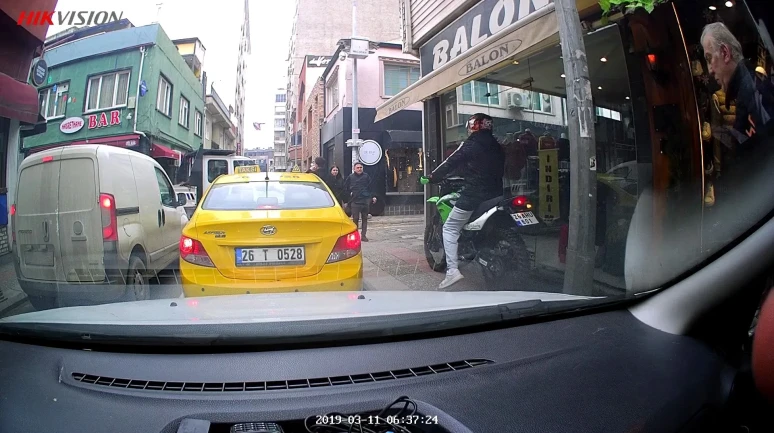 Eskişehir'de motosiklet sürücüsü kırmızı ışıkta beklememek için kaldırıma çıktı