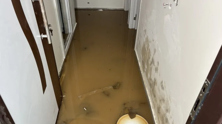 Adana'da sağanak yağmur nedeniyle yollar göle döndü ve araçlar mahsur kaldı