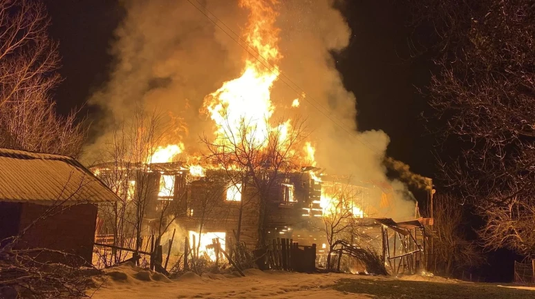 Karabük'te iki katlı ahşap ev yangında küle döndü