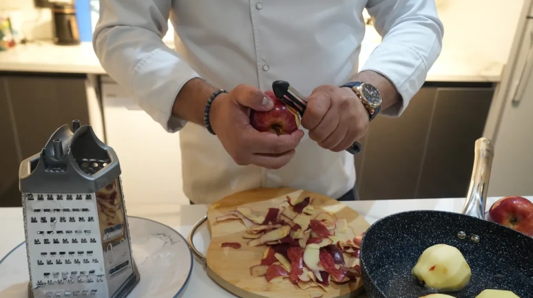 Niğde'de şef Mevlüt Ölmez tamamen doğal ve katkısız elmalı cezerye üretti