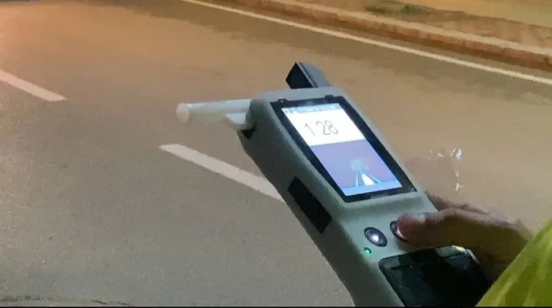 Burdur’da polisi görünce kaldırıma çıkan alkollü sürücü yakalandı