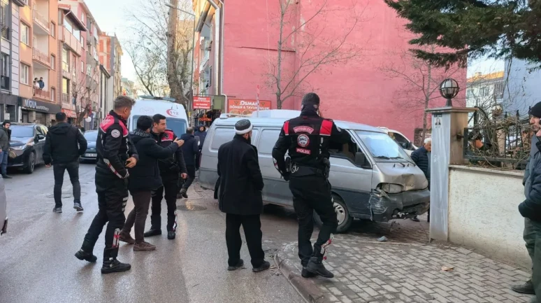 Bursa'nın İnegöl ilçesinde minibüsün çarptığı otomobildeki çocuklar şok yaşadı