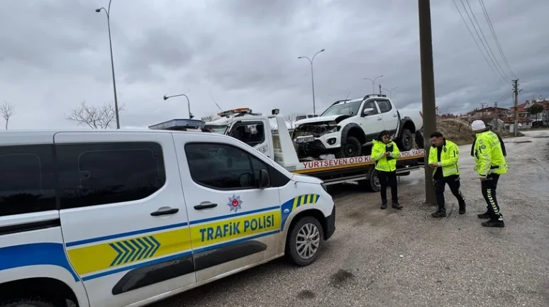 Afyonkarahisar’da 5 metrelik refüjden uçan araçta 3 kişi yaralandı