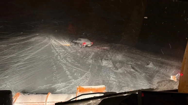 Başkale'de yoldan çıkan otomobil kara saplandı