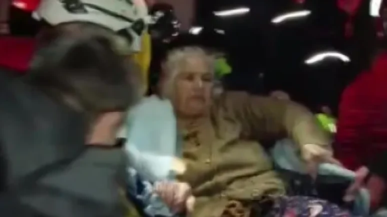 Adana’da yağmur sonrası su basan evlerde mahsur kalanlar itfaiye tarafından kurtarıldı