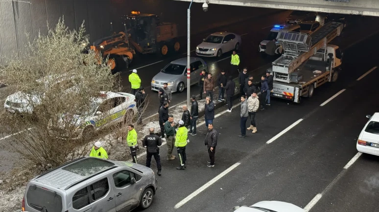 Diyarbakır'da kaza yapan araçların sürücüleri kavga edince kelepçelendi
