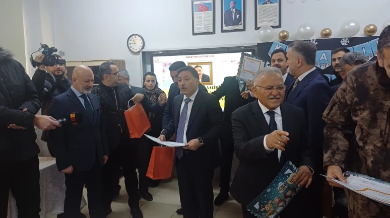 Kayseri'de 322 bin öğrenci karne alarak yarıyıl tatiline başladı