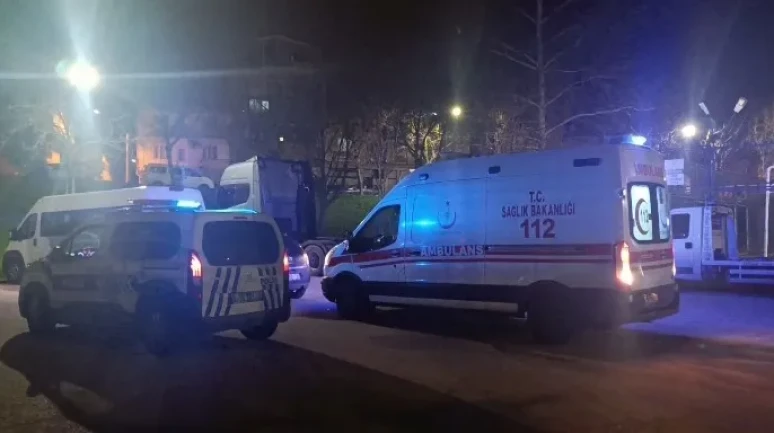 Bursa'da bıçaklı kavgada 2 kişi sırtından yaralandı