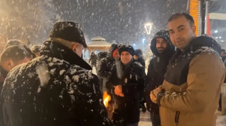 Bartın'da ilçe protokolü vatandaşlarla kartopu oynayarak karın tadını çıkardı