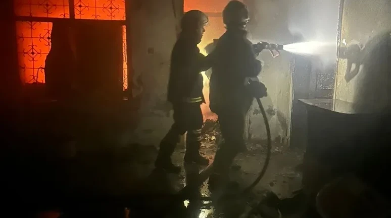 Hatay’da alevlerin içinde kalan kediyi itfaiye ekipleri kurtardı