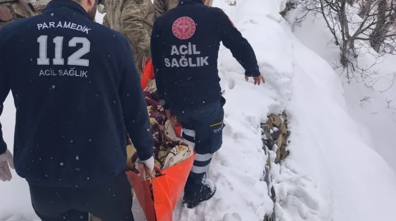 Erzincan'ın Kemaliye ilçesinde kar ve tipiden mahsur kalan hasta kadın hastaneye ulaştırıldı