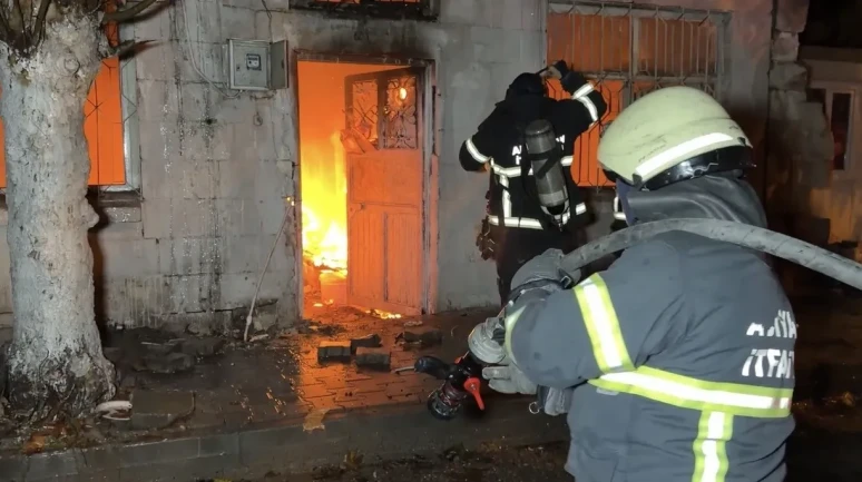 Adıyaman’da yalnız yaşayan kişinin yaktığı soba metruk evi yaktı