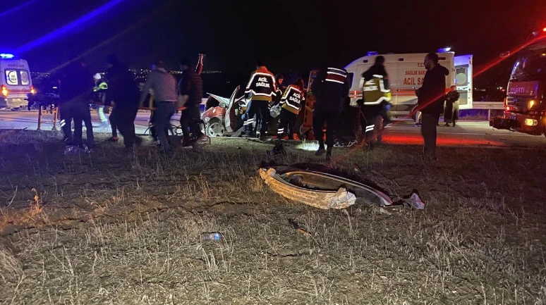 Çorum'da iki otomobilin çarpışması sonucu 3'ü çocuk 8 kişi yaralandı