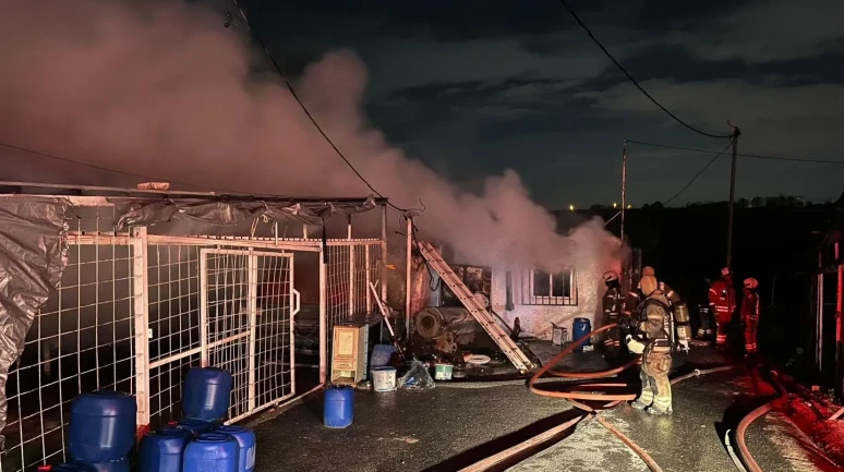 Sultangazi’de halı yıkama ve marangoz dükkanında yangın çıktı