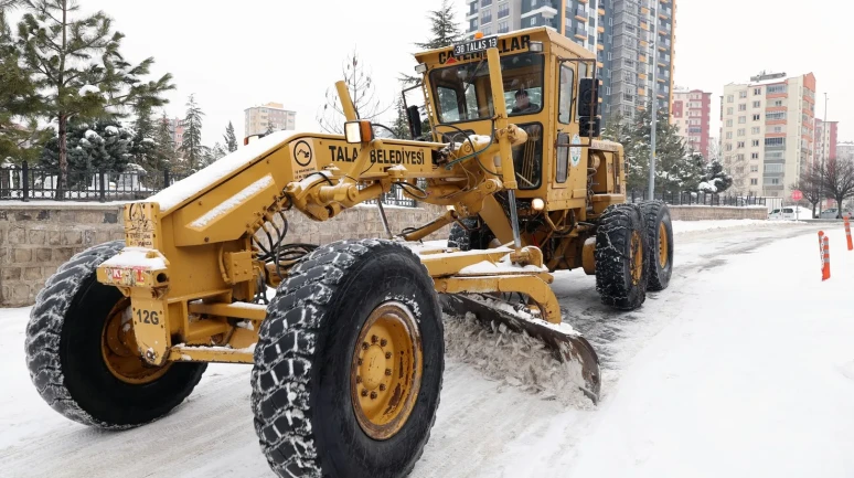 Talas Belediyesi ekipleri kar yağışında vatandaşların yüzünü güldürdü