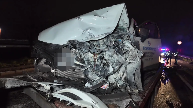 Sancaktepe’de TEM yan yolda ters şeritte ilerleyen otomobil kafa kafaya çarpıştı