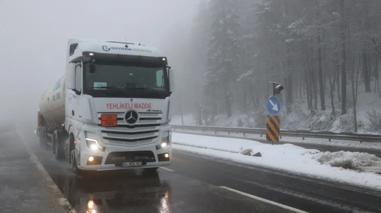 Bolu Dağı’nda sis ve hafif kar yağışı nedeniyle görüş mesafesi 30 metreye düştü