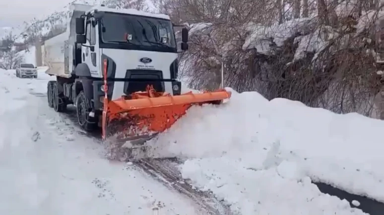 Şırnak'ta çığ riski nedeniyle kapalı 30 köy yoluna çalışma başlatıldı
