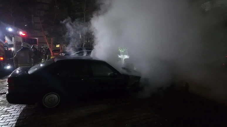Kadıköy'de apartman otoparkında park halindeki Mercedes alev aldı