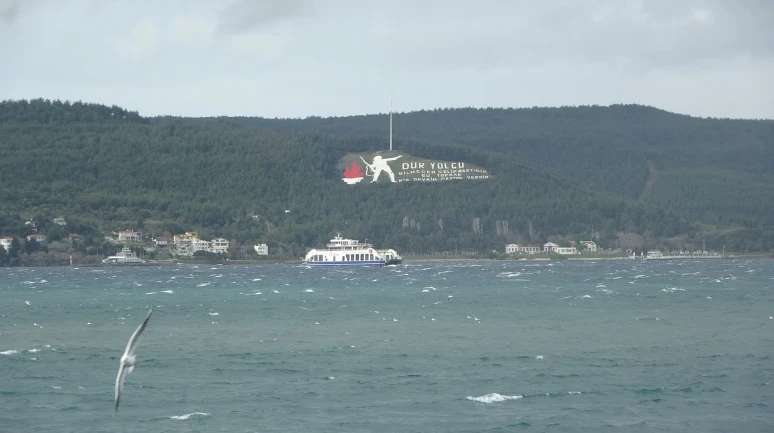 Çanakkale Boğazı'nda fırtına nedeniyle gemi trafiği geçici olarak durduruldu
