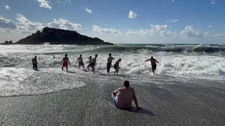 Mersin'de gelenek bozulmadı, yeni yılın ilk gününde denize girdiler