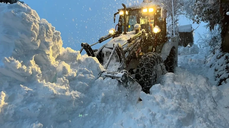 Rize'de kar yağışı nedeniyle 63 köye ulaşım sağlanamıyor