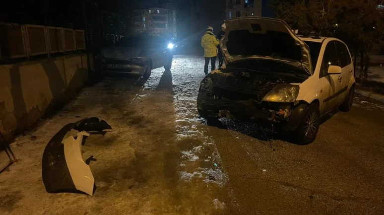 Karaman’da park halindeki 2 araca çarpan otomobilin sürücüsü kaza yerini terk etti