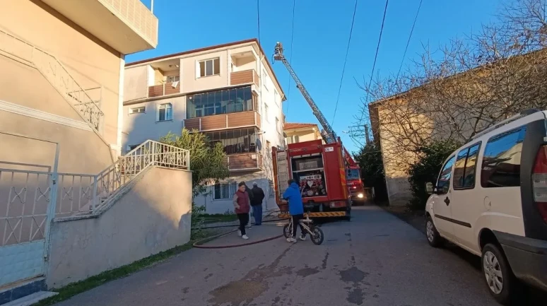 Karasu'da mangal yakarken çatıyı tutuşturan vatandaşın ihmali yangına neden oldu