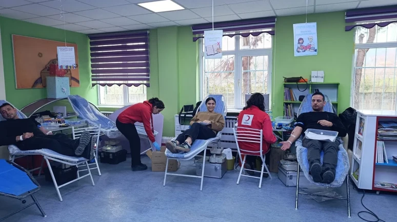 Türkeli’de okullarda rekor kan bağışıyla 253 ünite kan toplandı