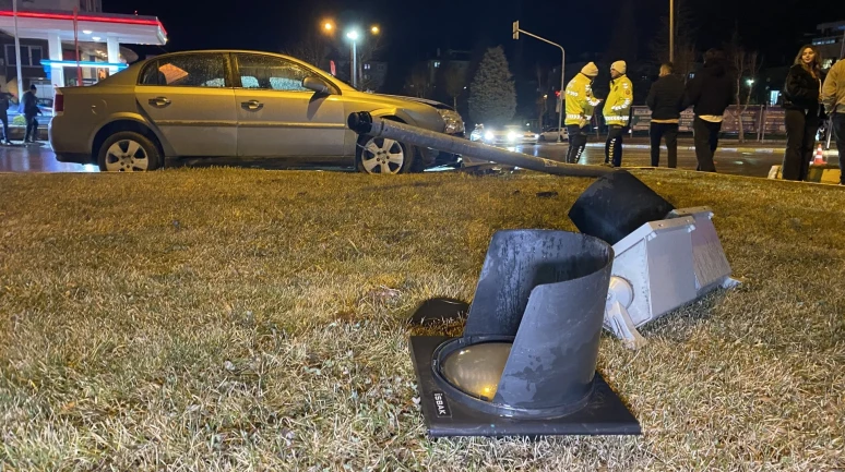 Çorum'da otomobil sinyalizasyon direğine çarptı, 1 kişi yaralandı