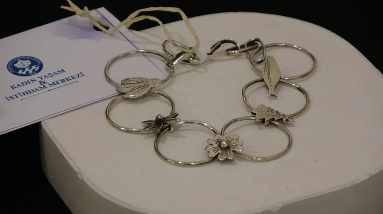 Trabzon’da 40 yaşından sonra başladığı takı tasarımı mesleğini severek sürdürüyor