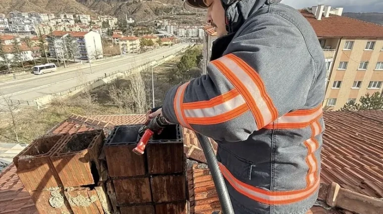 Çankırı’da apartman bacasında çıkan yangın itfaiye müdahalesiyle söndürüldü