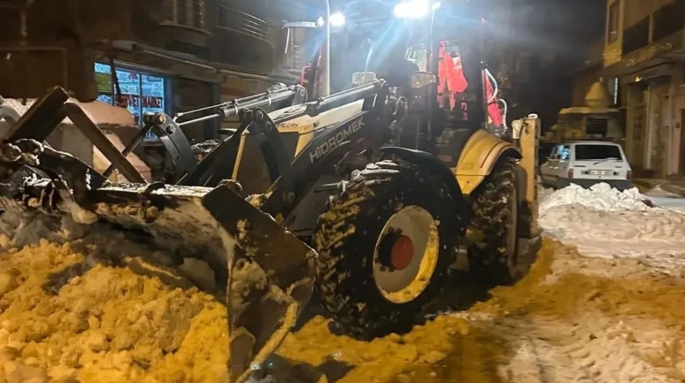 Mardin'de Mazıdağı ilçesinde yoğun kar yağışı nedeniyle ulaşım durma noktasına geldi