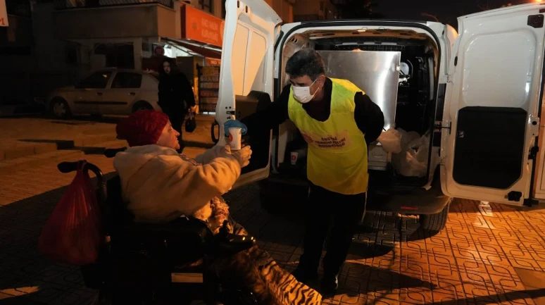 Keçiören Belediyesi soğuk havalarda vatandaşlara sıcak çorba dağıtıyor