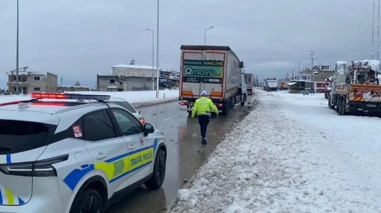 Hatay’da karla kaplı yollarda mahsur kalan vatandaşlara polis ekipleri yardım etti