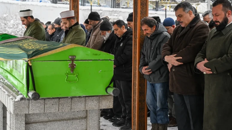 Erzurum Valisi Çiftçi merhum Naciye Uca’nın cenazesinde taziye ziyaretinde bulundu