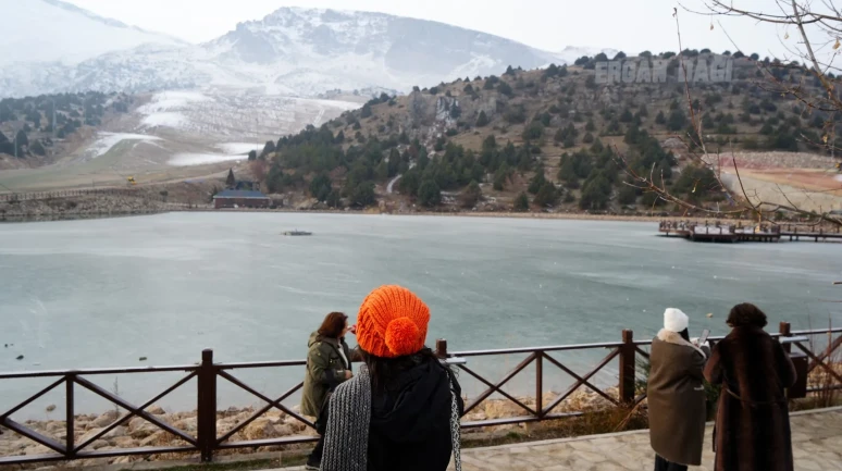 Erzincan'da Ardıçlı Gölü'nün yüzeyi buzla kaplandı