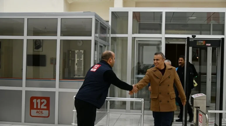 Ardahan Valisi Çiçek yılbaşında görevli jandarma, polis ve sağlıkçıları ziyaret etti