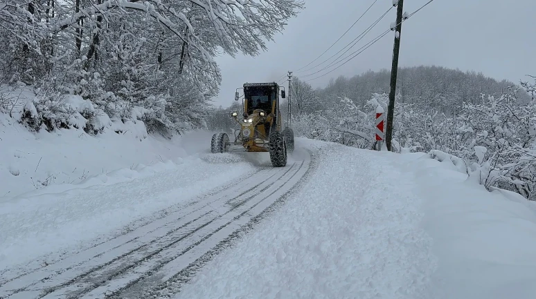 Kavak’ta karla mücadele çalışmaları büyükşehir belediyesi tarafından yoğun şekilde sürdürülüyor