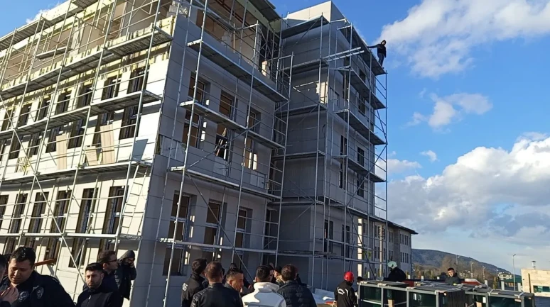 Çaycuma’da alacağını tahsil edemediğini iddia eden işçi iskeleye çıktı