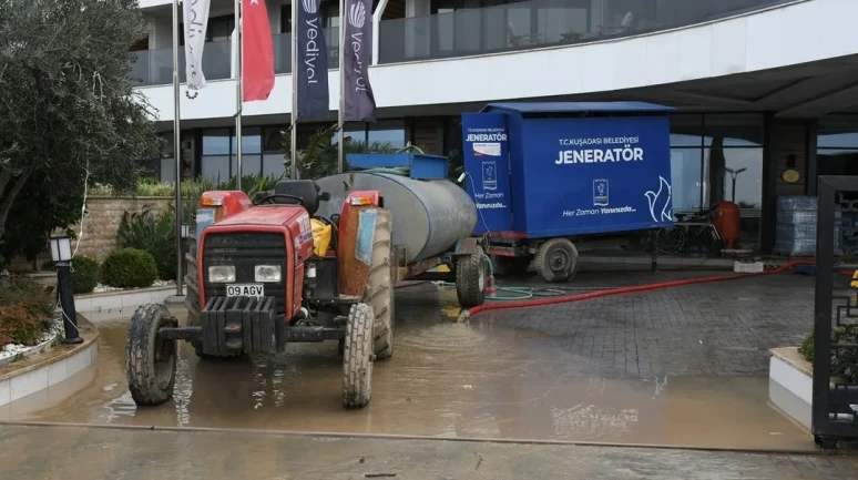 Kuşadası’nda sel sonrası zarar gören bölgelerde belediye ekipleri çalışmalarını sürdürüyor
