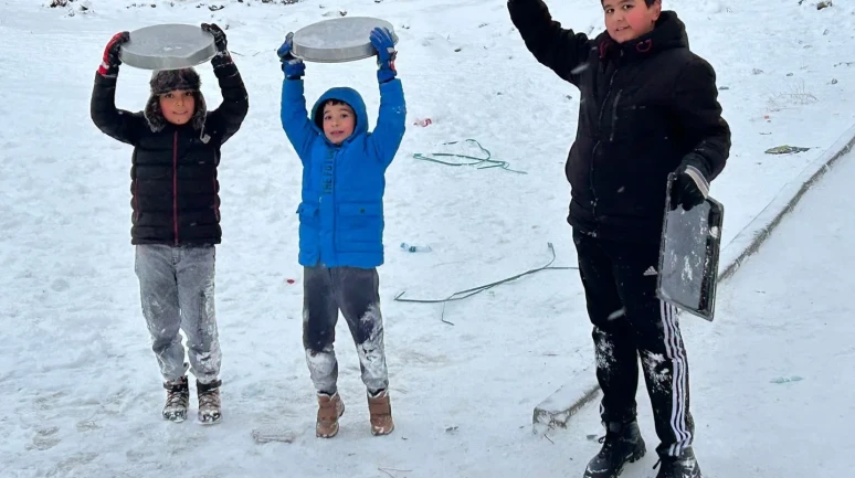 Kayseri'de çocuklar kar eğlencesi için tepsilerle kayak yaptı