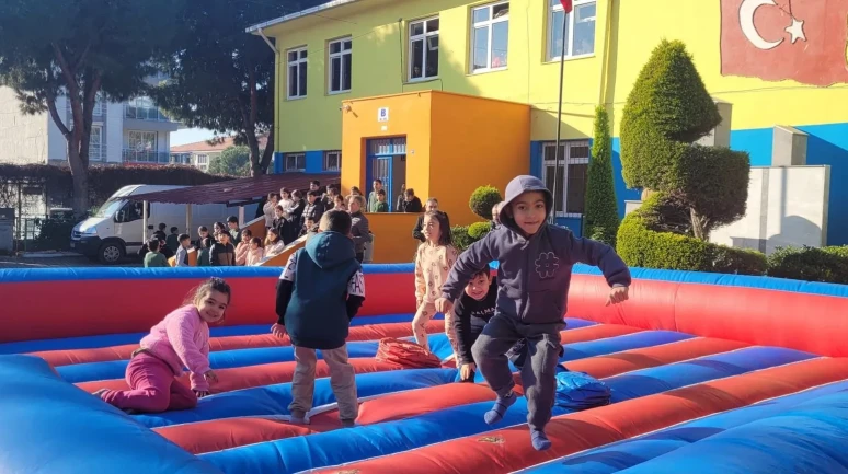 Bayındır'da Fatih İlkokulu bahçesi karne şenliğiyle masal diyarına dönüştü