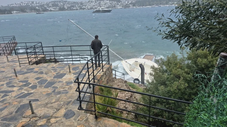 Bodrum'da fırtına nedeniyle karaya vuran ve batan teknelerde büyük hasar meydana geldi