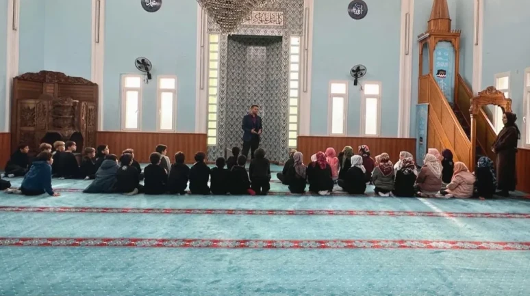 Behiye Hanım Ortaokulu öğrencileri Hacı Ahmet Özbaş Camii'nde tarihi ve dini bilgiler edindi