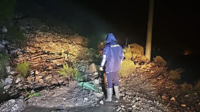 Muğla'nın Marmaris ilçesinde sağanak yağış nedeniyle yollar göle döndü, araçlar mahsur kaldı