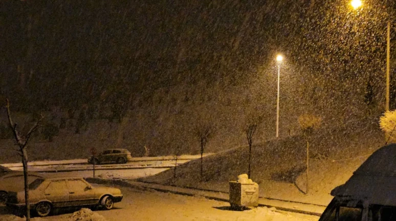 Elazığ’da yoğun kar yağışı nedeniyle ekipler teyakkuz durumunda
