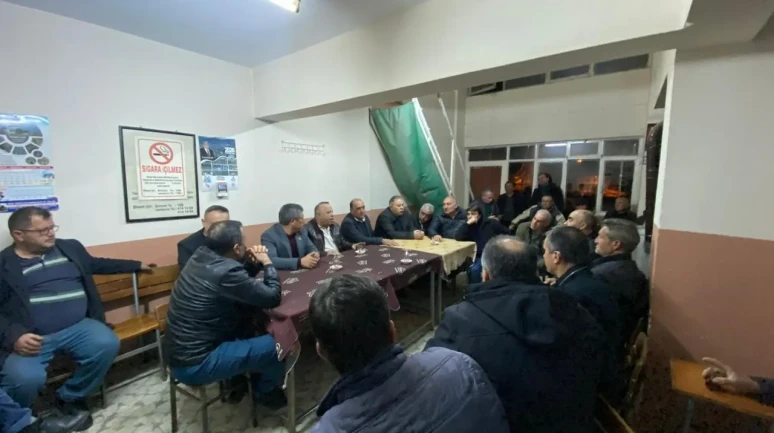 Bozdoğan Belediye Başkanı Mustafa Galip Özel kandil gecesinde Kızılca Mahallesi'nde vatandaşlarla bir araya