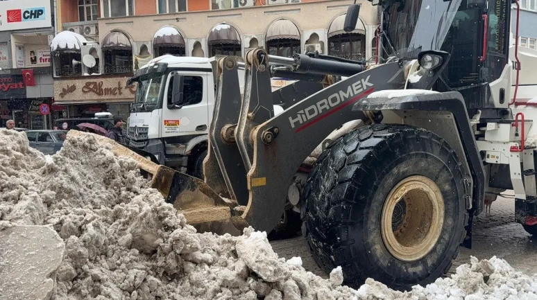 Elazığ’da karla mücadele ekipleri şehrin ana arterlerinde çalışmalarını sürdürüyor